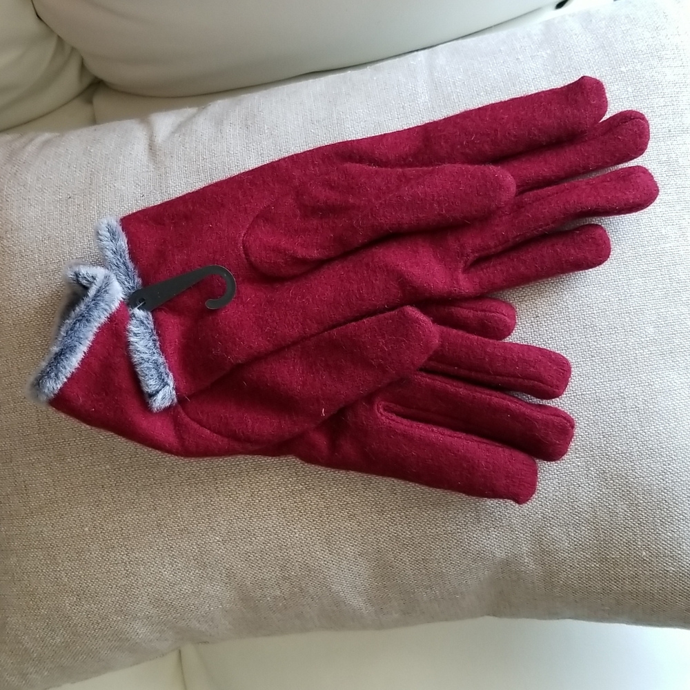 Wool Red Gloves - Picture 3 of 6